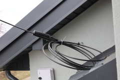 Kabel światłowodowy zamocoway do budynku przed podłączeniem do mufy